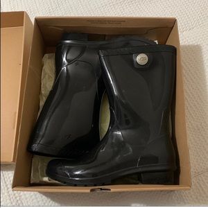 UGG rain boots only worn once